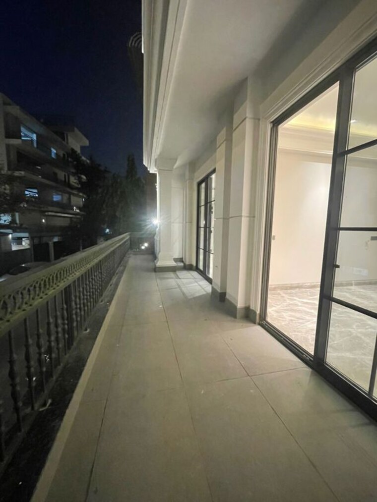 Balcony, defence colony 3 Bedroom 325 Sq.Yd. Builder Floor In Defence Colony Delhi 9813346