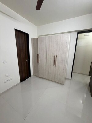 Furnished Amenities in 3 BHK Apartment at Sheth Zuri, Laxmi Nagar – for Rent