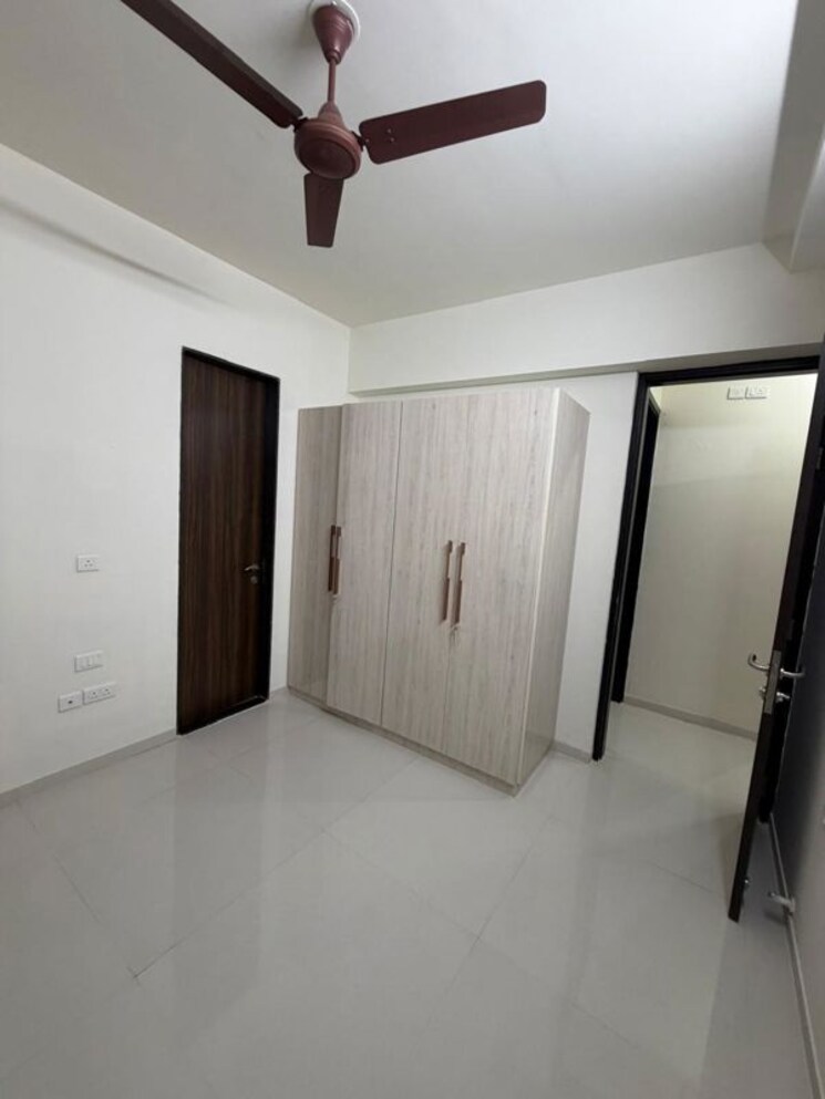 Bedroom, sheth-zuri 3 Bedroom 800 Sq.Ft. Apartment In Laxmi Nagar Thane 9833294