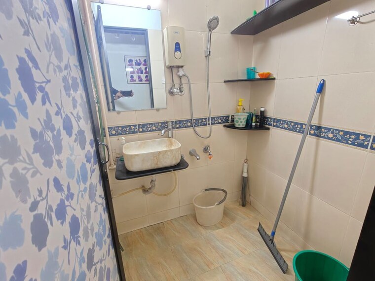 Bathroom, raunak-unnathi-gardens-phase-ii 2 Bedroom 700 Sq.Ft. Apartment In Pokhran Road No One Thane 9833327