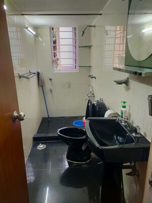 Team Area in 2 BHK Apartment at Marita Apartment, Pali Hill – for Rent