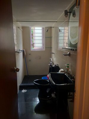 Team Area in 2 BHK Apartment at Marita Apartment, Pali Hill – for Rent