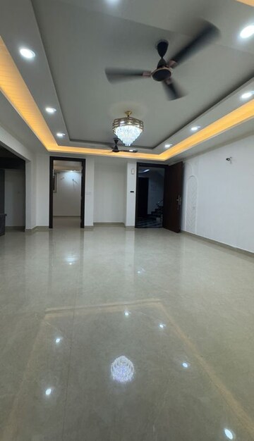 Room in 3 BHK Apartment at Chattarpur – for Rent