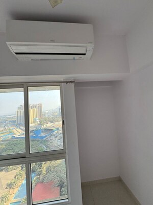 Room in 1.5 BHK Apartment at Lodha Amara, Kolshet Road – for Sale