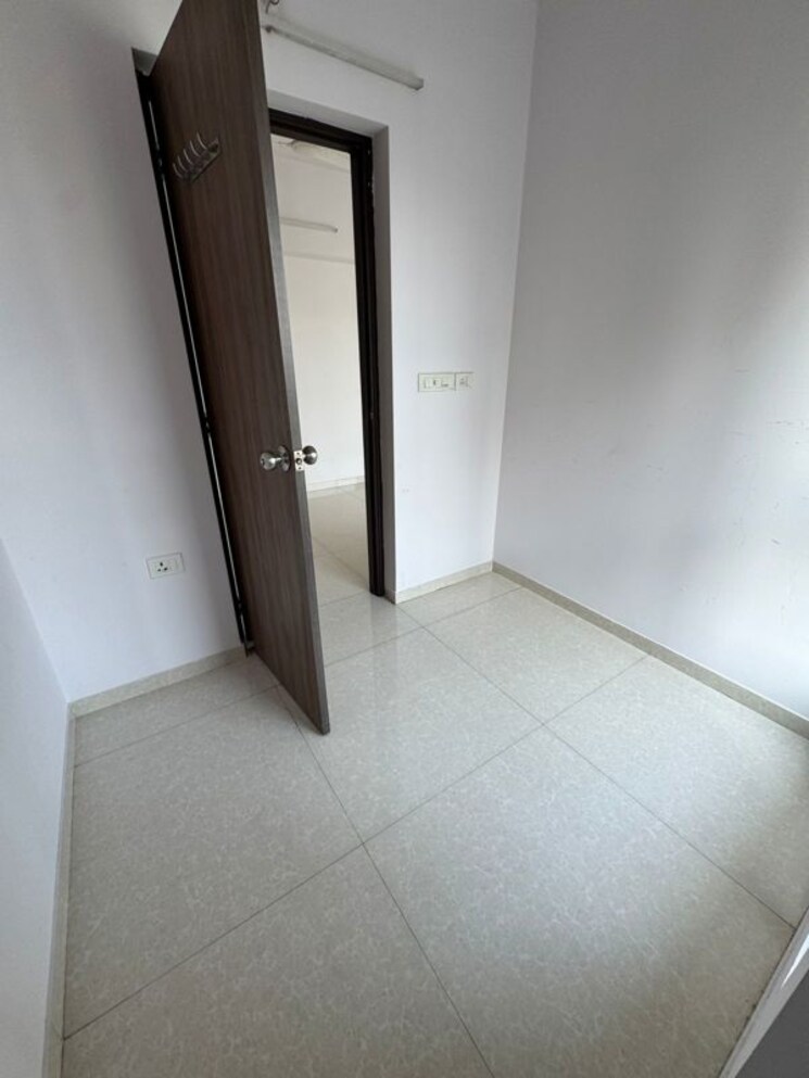 Room, lodha-amara 1.5 Bedroom 585 Sq.Ft. Apartment In Kolshet Road Thane 9833510