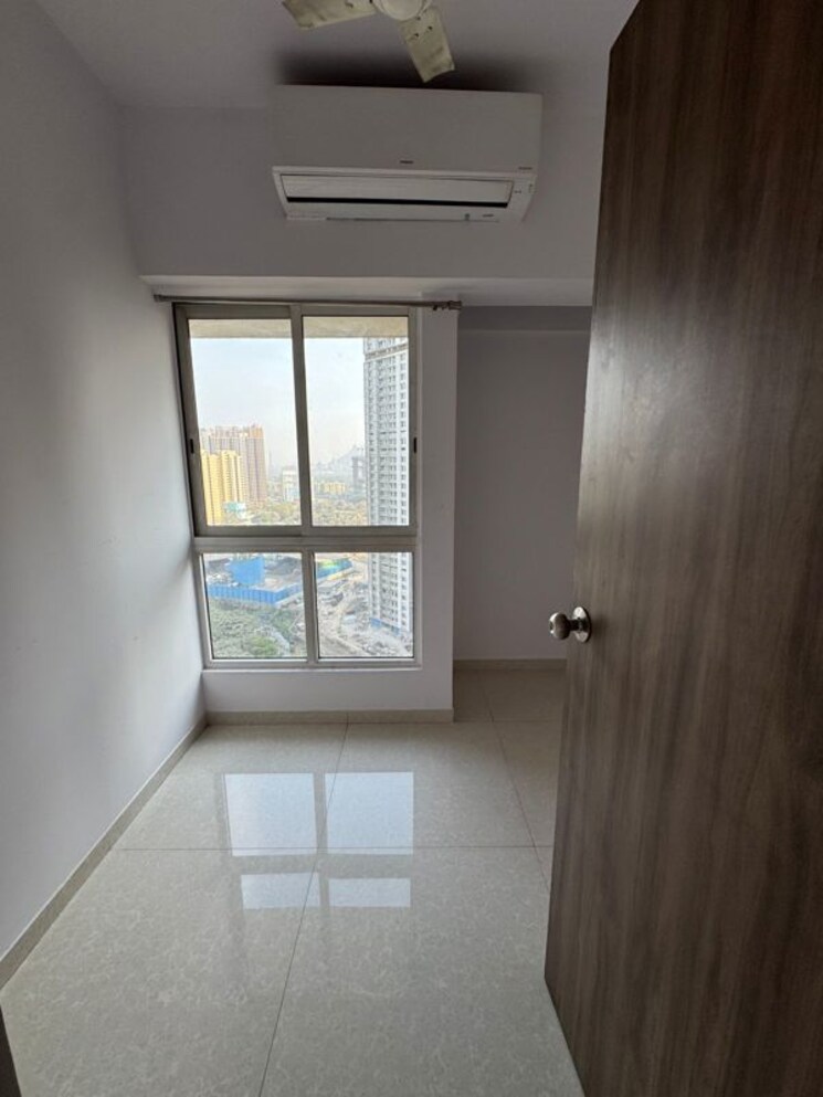 Room, lodha-amara 1.5 Bedroom 585 Sq.Ft. Apartment In Kolshet Road Thane 9833510