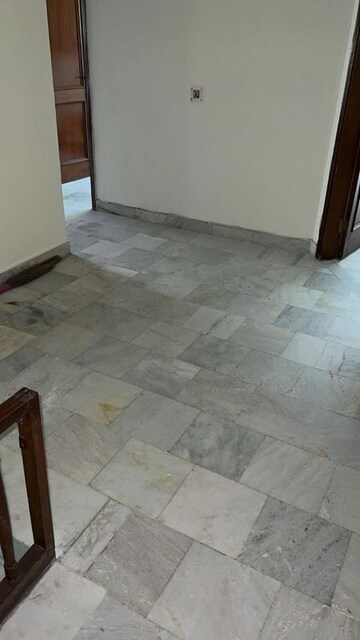 Room in 3.5 BHK Builder Floor at Panchsheel Park – for Sale