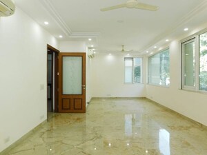 Room in 2.5 BHK Builder Floor at Panchsheel Park – for Sale