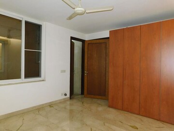 Room in 2.5 BHK Builder Floor at Panchsheel Park – for Sale