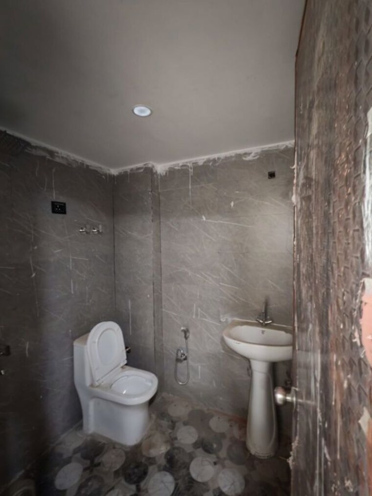 Bathroom, chattarpur 2.5 Bedroom 90 Sq.Yd. Builder Floor In Chattarpur Delhi 9833595