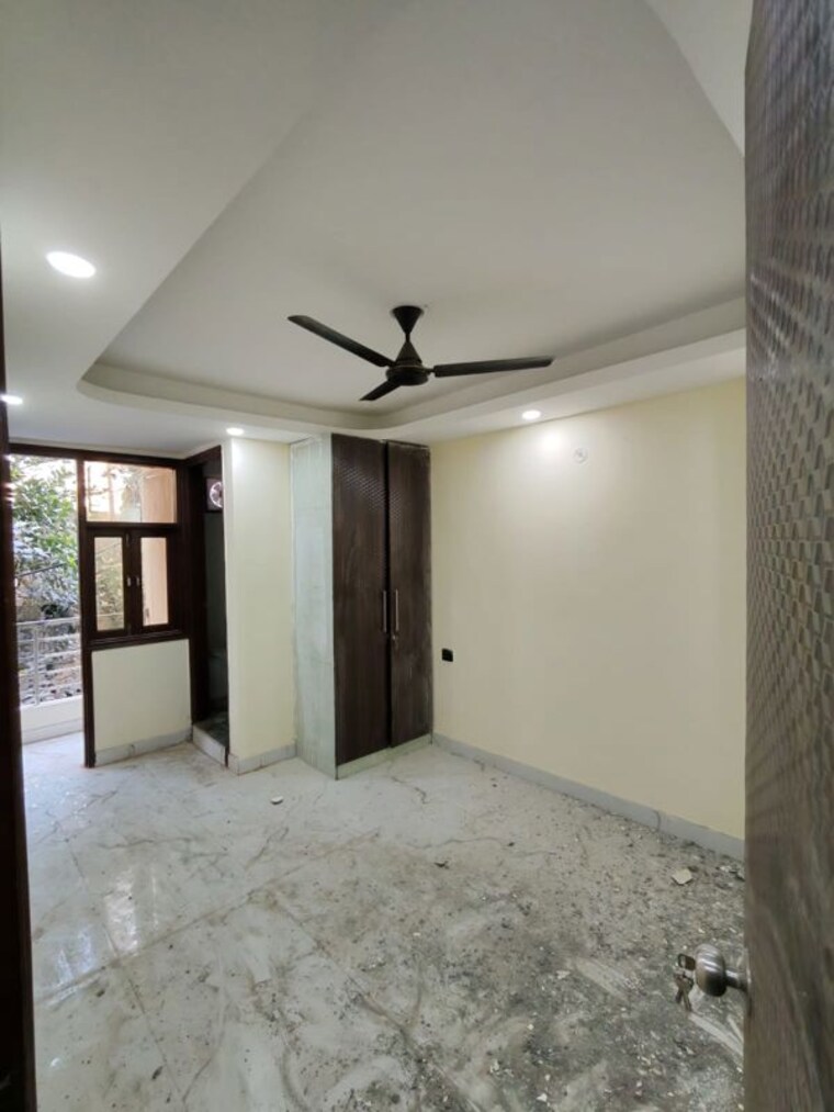 Room, chattarpur 2.5 Bedroom 90 Sq.Yd. Builder Floor In Chattarpur Delhi 9833595