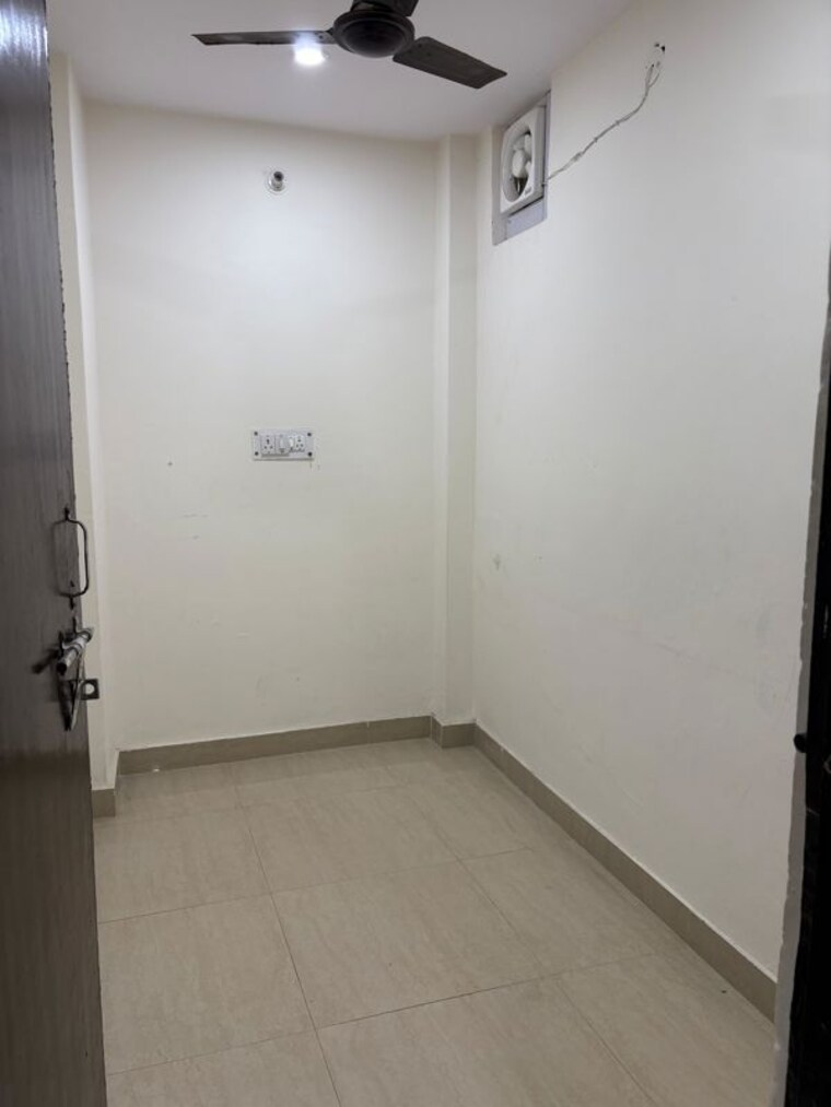 Room, sector 56 2 Bedroom 2050 Sq.Ft. Independent House In Sector 56 Noida 9833606