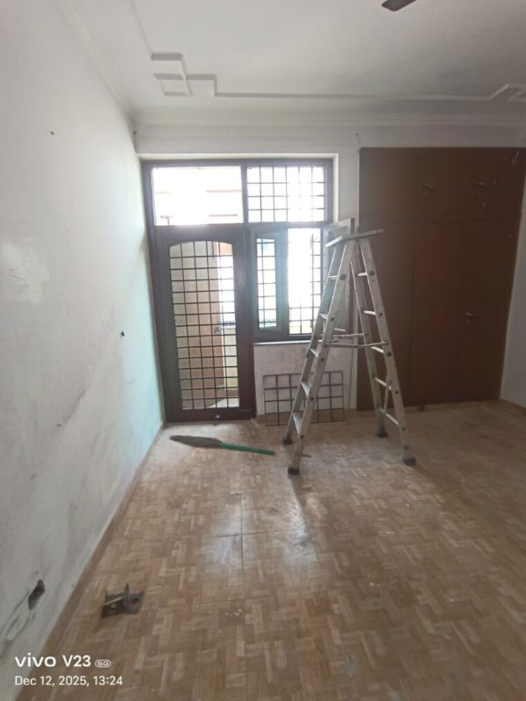 Room, sector 55 1.5 Bedroom 1850 Sq.Ft. Independent House In Sector 55 Noida 9833607