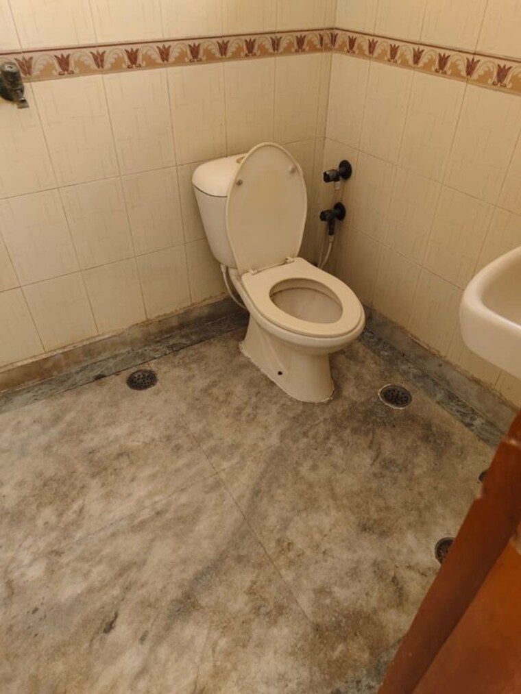 Bathroom, sector 22 1.5 Bedroom 950 Sq.Ft. Independent House In Sector 22 Noida 9833631