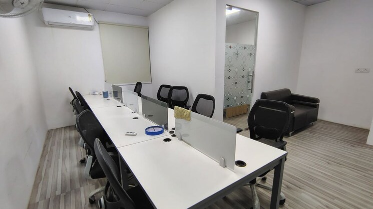Team Area, zygon-square Commercial Office Space in IT/SEZ 1650 Sq.Ft. In Sector 63 Noida 9833640