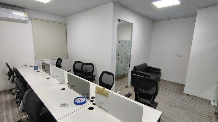 Team Area, zygon-square Commercial Office Space in IT/SEZ 1650 Sq.Ft. In Sector 63 Noida 9833640