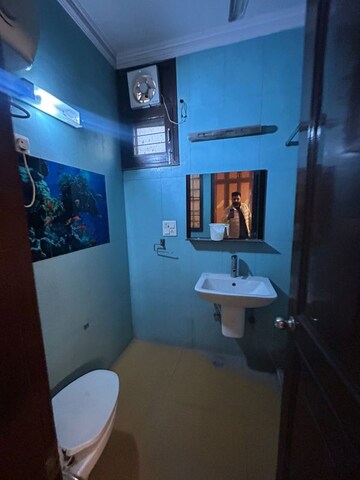 Furnished Amenities in 3 BHK Builder Floor at South Extension ii – for Rent