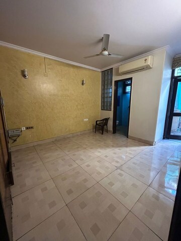 Room in 3 BHK Builder Floor at South Extension ii – for Rent