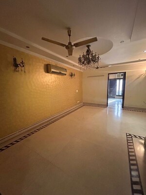 Room in 3 BHK Builder Floor at South Extension ii – for Rent