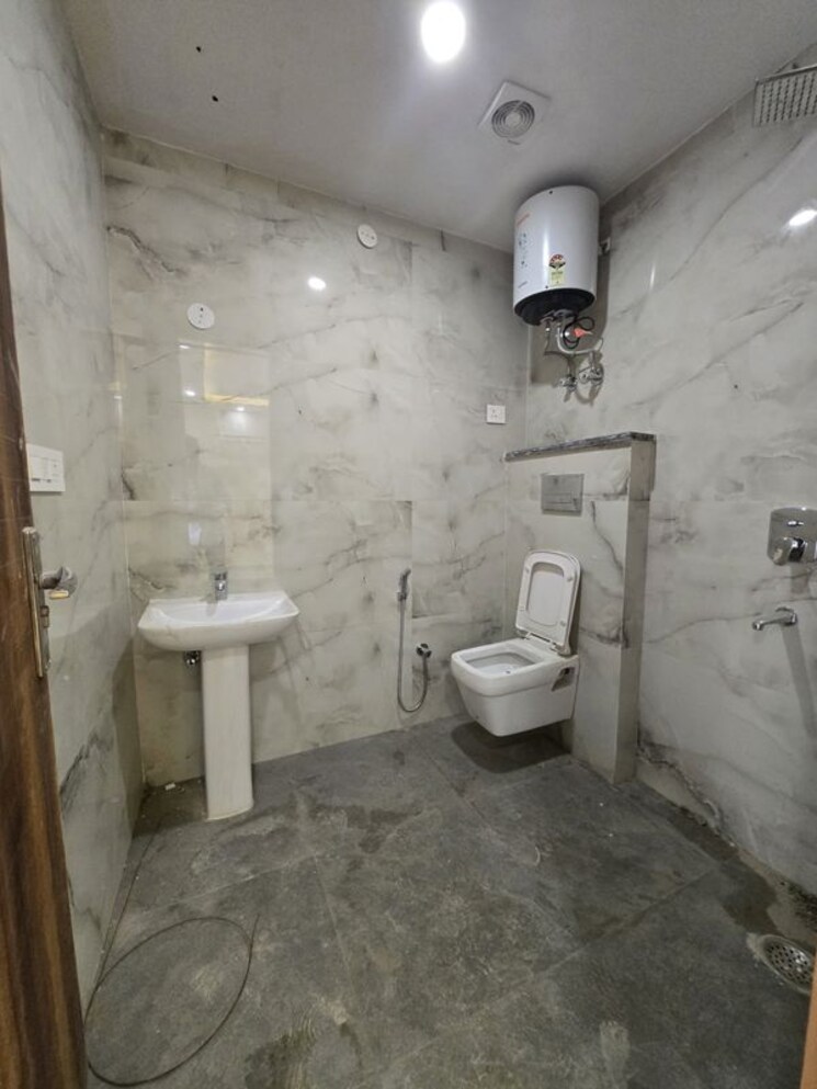 Bathroom, chattarpur 3 Bedroom 1200 Sq.Ft. Apartment In Chattarpur Delhi 9833658