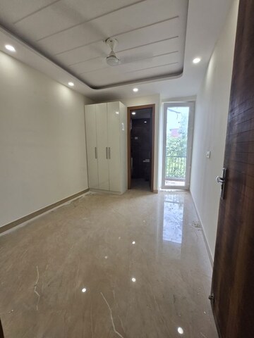 Room in 3 BHK Apartment at Chattarpur – for Rent