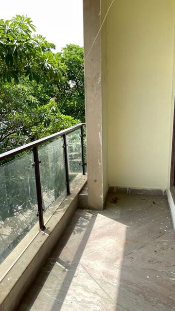Balcony in 1.5 BHK Apartment at Udaigiri Apartments, Sector 34 – for Rent