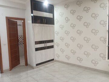Room in 3 BHK Builder Floor at Uppal Southend, Sector 49 – for Rent