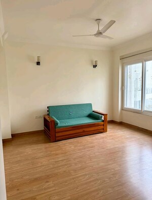 Room in 3 BHK Apartment at Parsvnath Exotica, Sector 53 – for Rent