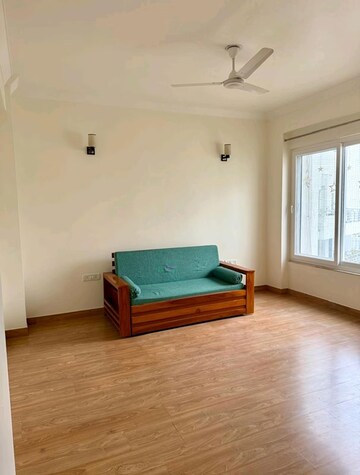 Room in 3 BHK Apartment at Parsvnath Exotica, Sector 53 – for Rent