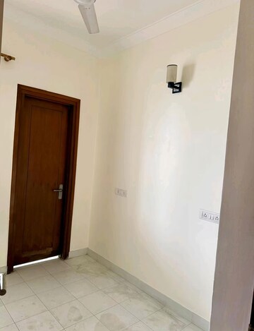 Room in 3 BHK Apartment at Parsvnath Exotica, Sector 53 – for Rent