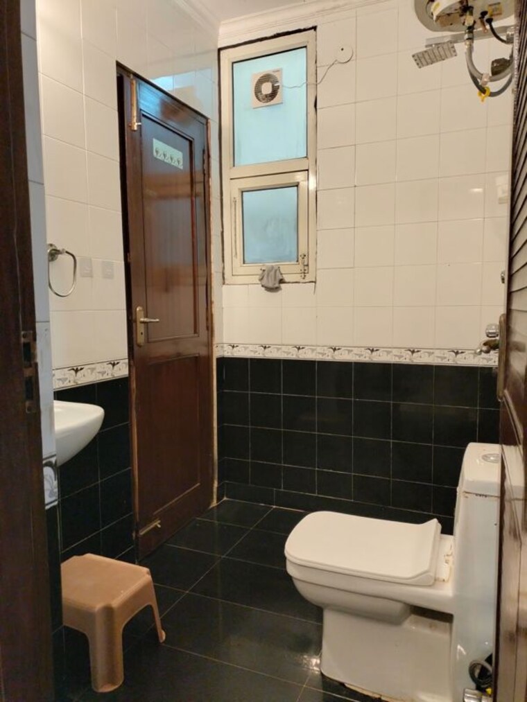 Bathroom, ansal-sushant-apartments 3 Bedroom 1500 Sq.Ft. Apartment In Sushant Lok I Gurgaon 9834061