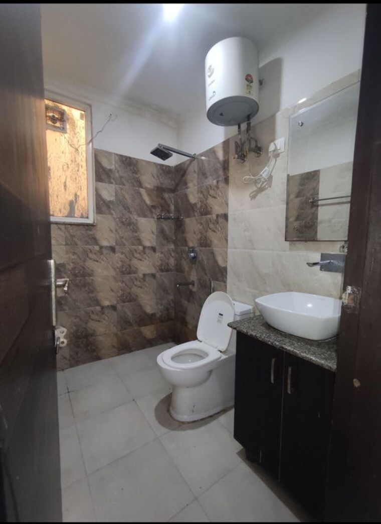 Bathroom, hong-kong-bazaar 2 Bedroom 1200 Sq.Ft. Builder Floor In Sector 57 Gurgaon 9834082