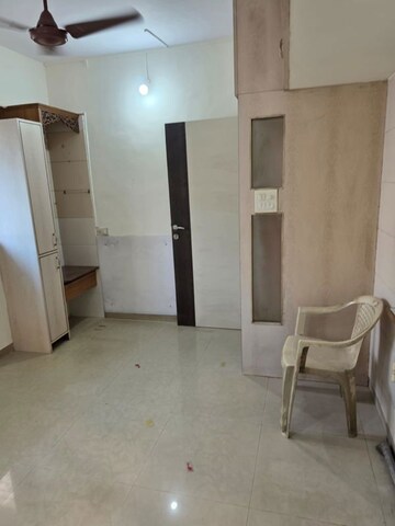 Room in 2 BHK Apartment at Vile Parle East – for Rent