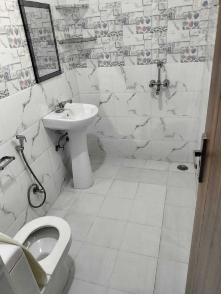 Bathroom, gupta-awas 3 Bedroom 2000 Sq.Ft. Builder Floor In Sector 43 Gurgaon 9834106