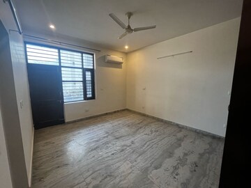 Room in 3 BHK Builder Floor at Sector 43 – for Rent