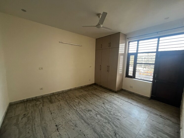 Room, sector 43 3 Bedroom 2700 Sq.Ft. Builder Floor In Sector 43 Gurgaon 9834513