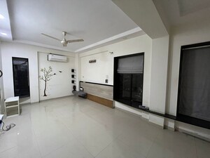 Room in 4 BHK Apartment at Samartha Meghdoot Apartment, Andheri West – for Rent
