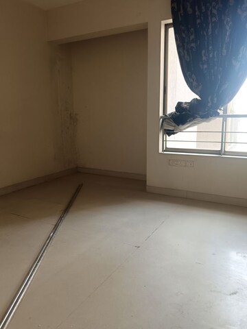 Room in 2 BHK Apartment at Lodha Luxuria, Majiwada – for Rent