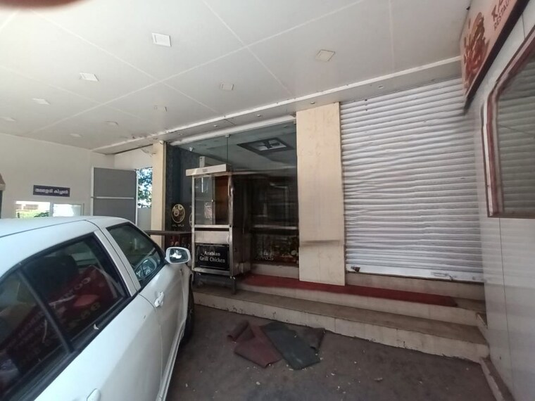  Parking, thevara Commercial Shop 1100 Sq.Ft. In Thevara Kochi 9819636