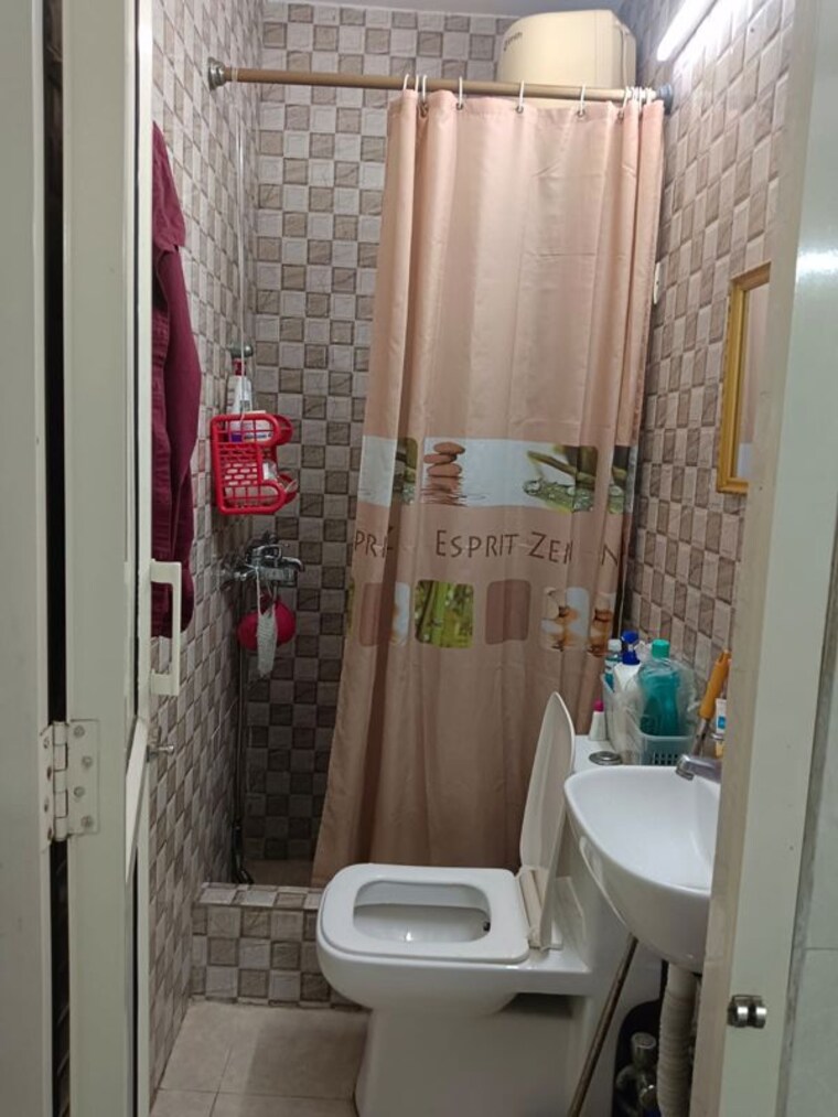 Bathroom, lajpat nagar 4 1 Bedroom 545 Sq.Ft. Apartment In Lajpat Nagar 4 Delhi 9834491