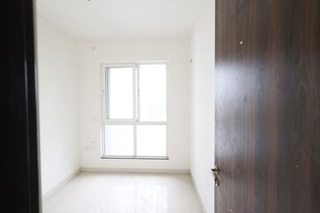 Room in 1 BHK Apartment at Lodha Amara, Kolshet Road – for Sale