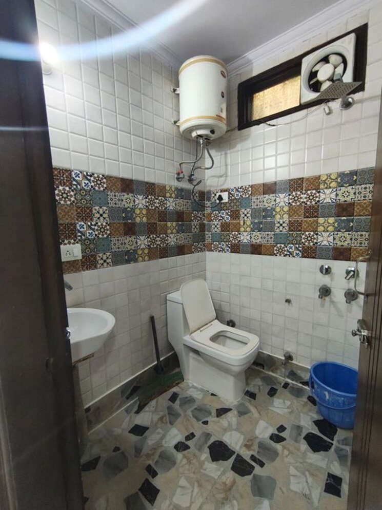 Attached Bathroom, govindpuri 2 Bedroom 90 Sq.Yd. Builder Floor In Govindpuri Delhi 9834884