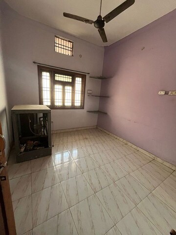 Room in 3 BHK Independent House at Santoshi Nagar – for Rent