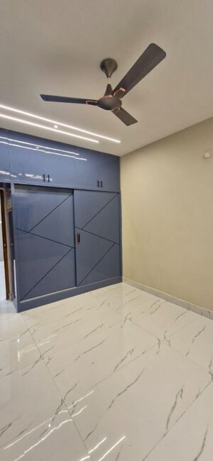 Room in 3 BHK Builder Floor at Kondapur – for Rent