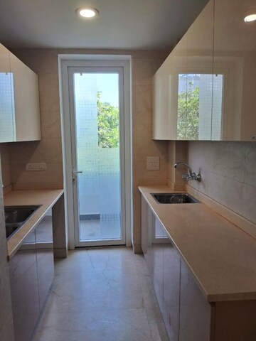 Room in 4 BHK Builder Floor at Defence Colony – for Rent