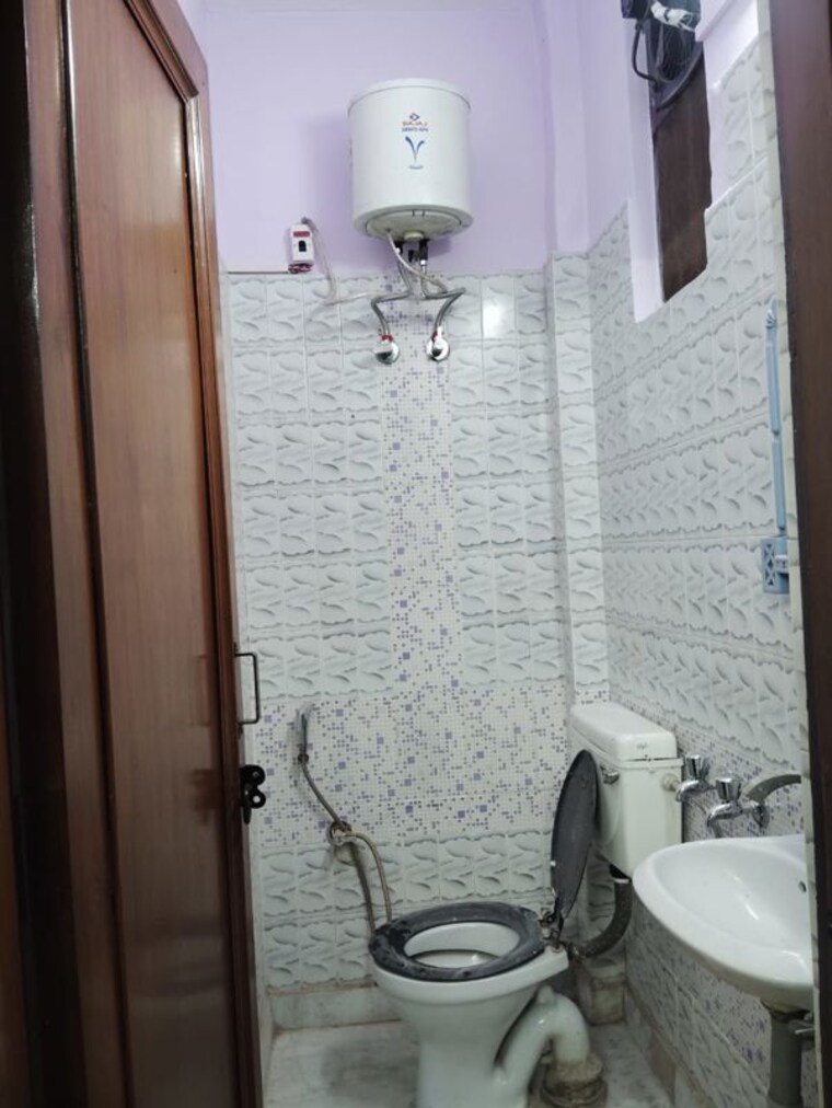Bathroom, kalkaji 2 Bedroom 1800 Sq.Ft. Independent House In Kalkaji Delhi 9835188