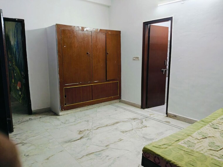Room, saket 2 Bedroom 250 Sq.Yd. Apartment In Saket Delhi 9835435