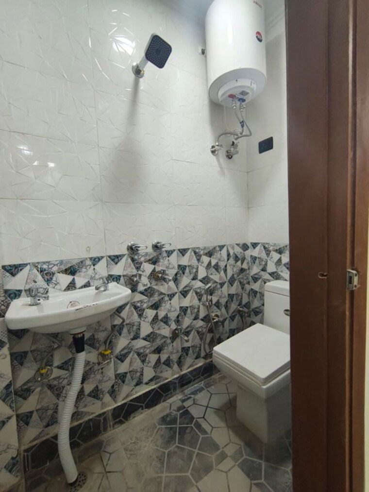 Bathroom, govindpuri 2 Bedroom 60 Sq.Yd. Builder Floor In Govindpuri Delhi 9835581