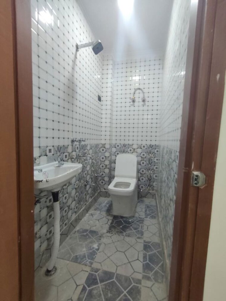 Bathroom, govindpuri 2 Bedroom 60 Sq.Yd. Builder Floor In Govindpuri Delhi 9835581