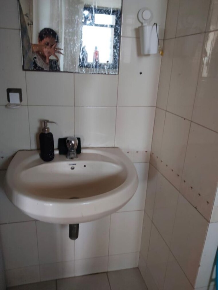 Bathroom, chandanbala-kutir-chs 2 Bedroom 800 Sq.Ft. Apartment In Vile Parle East Mumbai 9835548